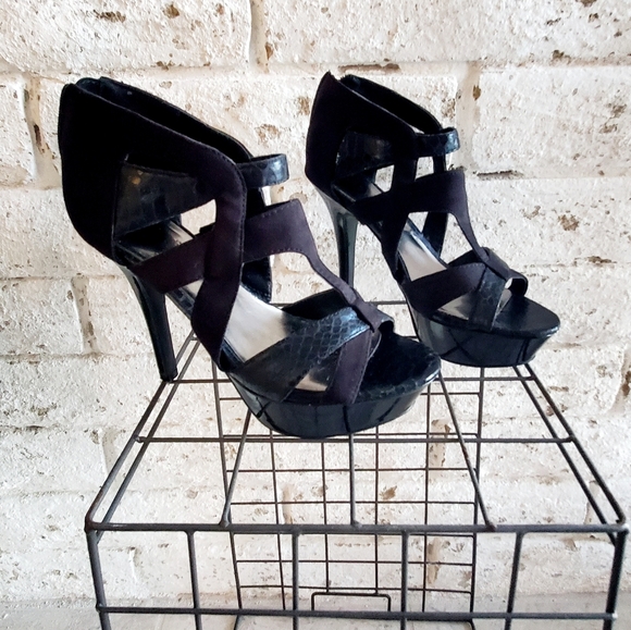 Guess | Gladiator Heels Black Strappy Peep Toe Party Snakeskin Print | Size 8 - Picture 1 of 11